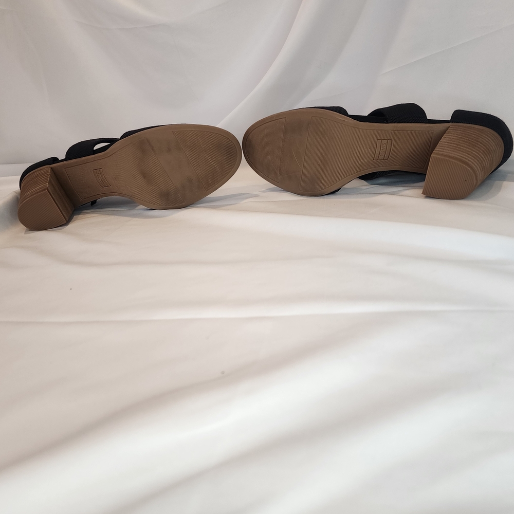 Toms Milan Black Closed Toe and Heel with Crossover Strap, Brown
Heel, Size 10 - Picture 6 of 10